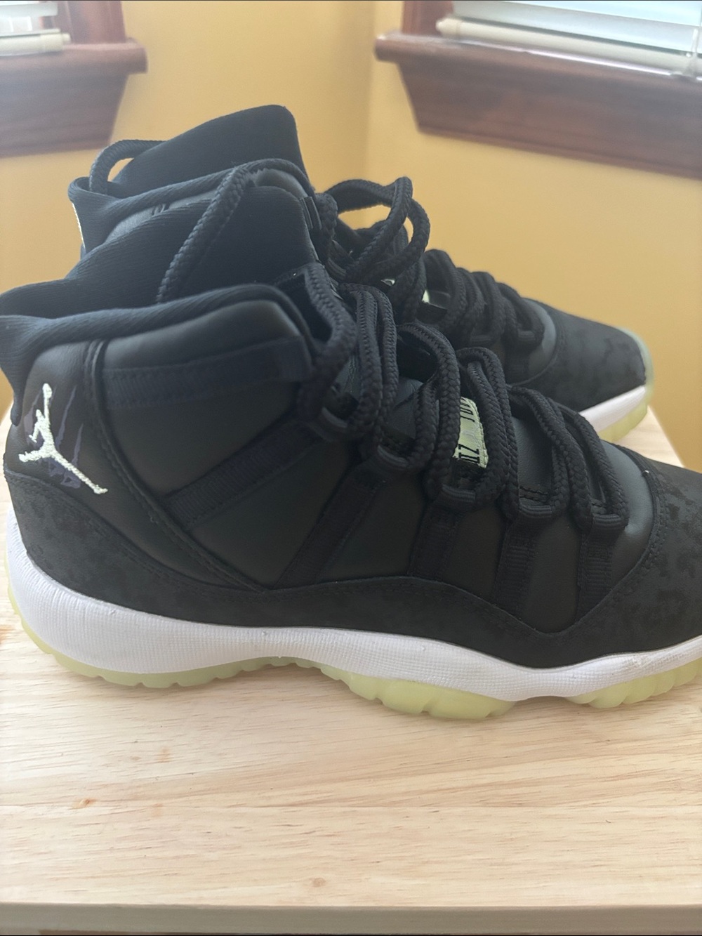 Jordan 11 Retro
Black Barely Volt (Big Kids)